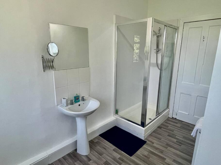 Large 2 Bed Near Glasgow Airport Paisley Exterior foto